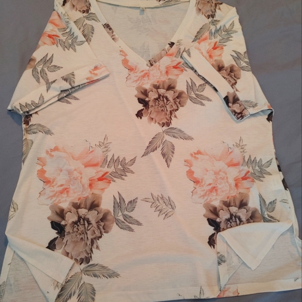 Floral V-neck Tshirt